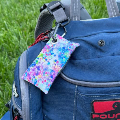 HYZER HOUND DISCS Disc Golf Chalk Bag | Dry Your Hands in the Heat of Summer | Attaches to Bag with a Carabiner | Improve Your Hand Grip for Consistency | Essential Disc Golf Accessories | Chalk - color: White Splatter